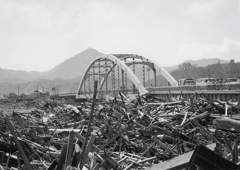 椹木野衣 美術と時評 80：「水のかたりべ」展—橋と梯子、埋もれた狩野川台風