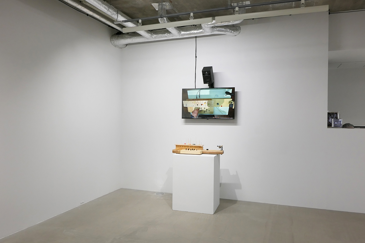 足立智美：古い未来の楽器と新しい昔の楽器（と文字）((人工知能による)) @ MISA SHIN GALLERY