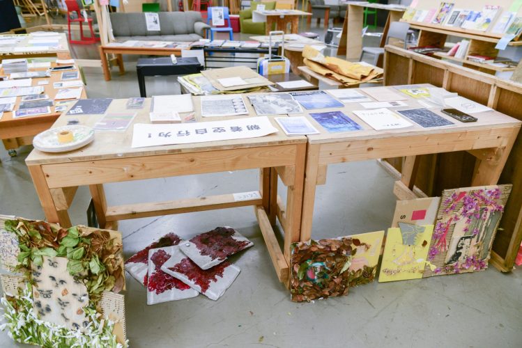 何個かの机や什器が並び、上にたくさんのzineが置かれている