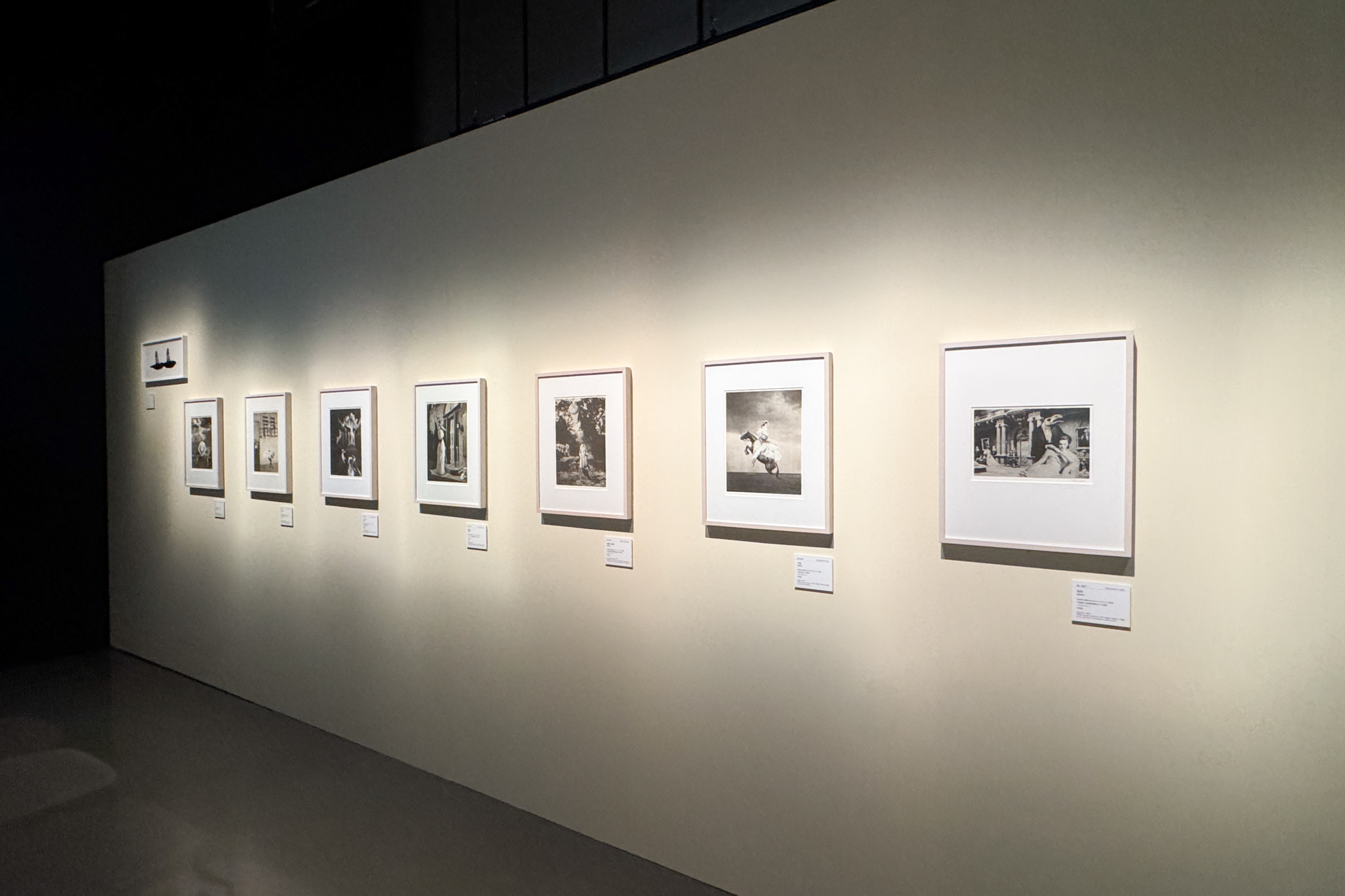 展示風景「まなざしの奇跡　日本女性写真家の冒険」ヒカリエホール、東京、2026年