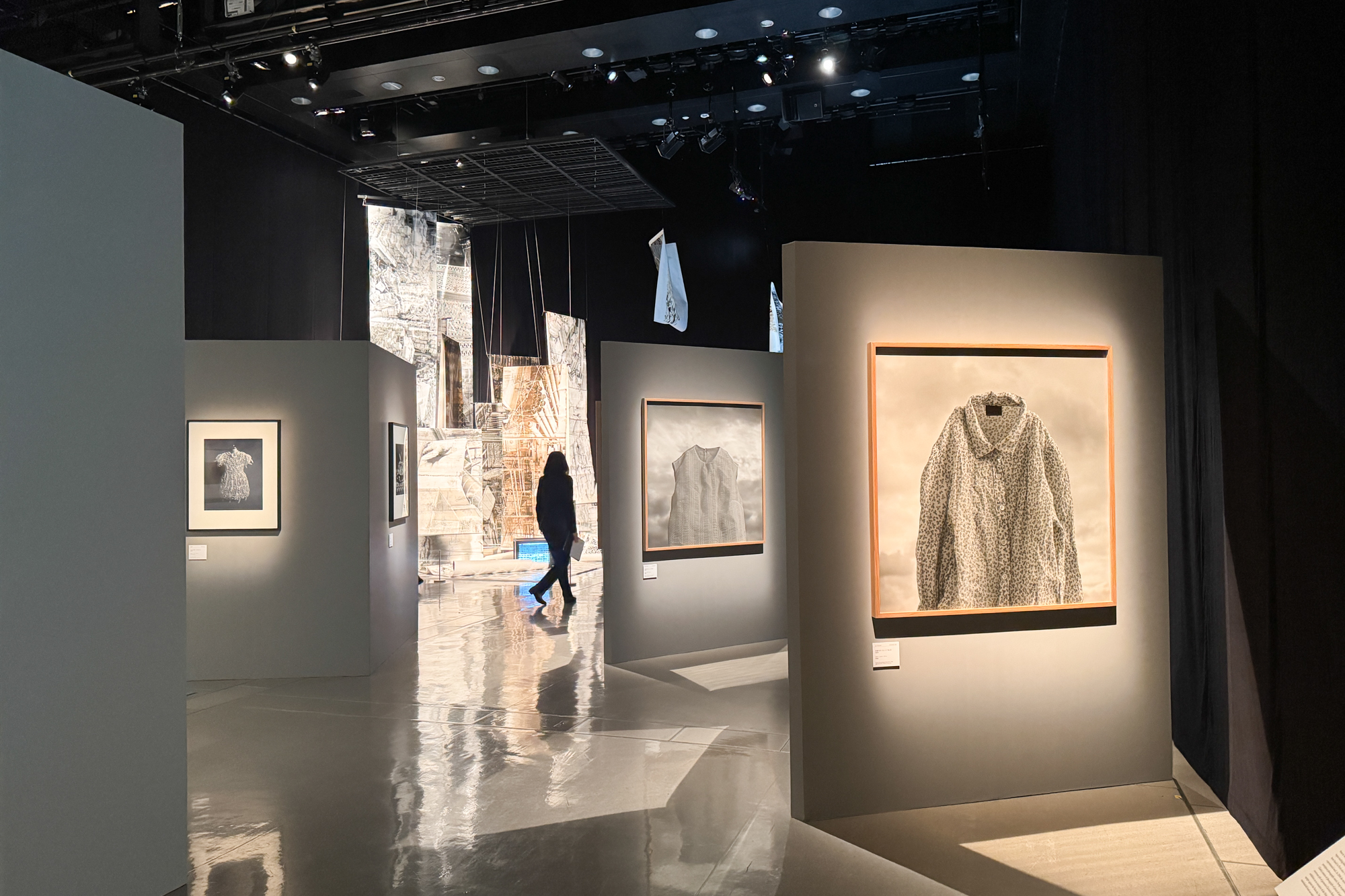 展示風景「まなざしの奇跡　日本女性写真家の冒険」ヒカリエホール、東京、2026年