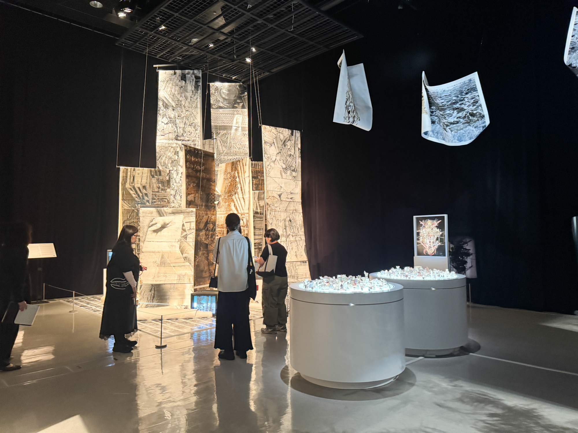 展示風景「まなざしの奇跡　日本女性写真家の冒険」ヒカリエホール、東京、2026年