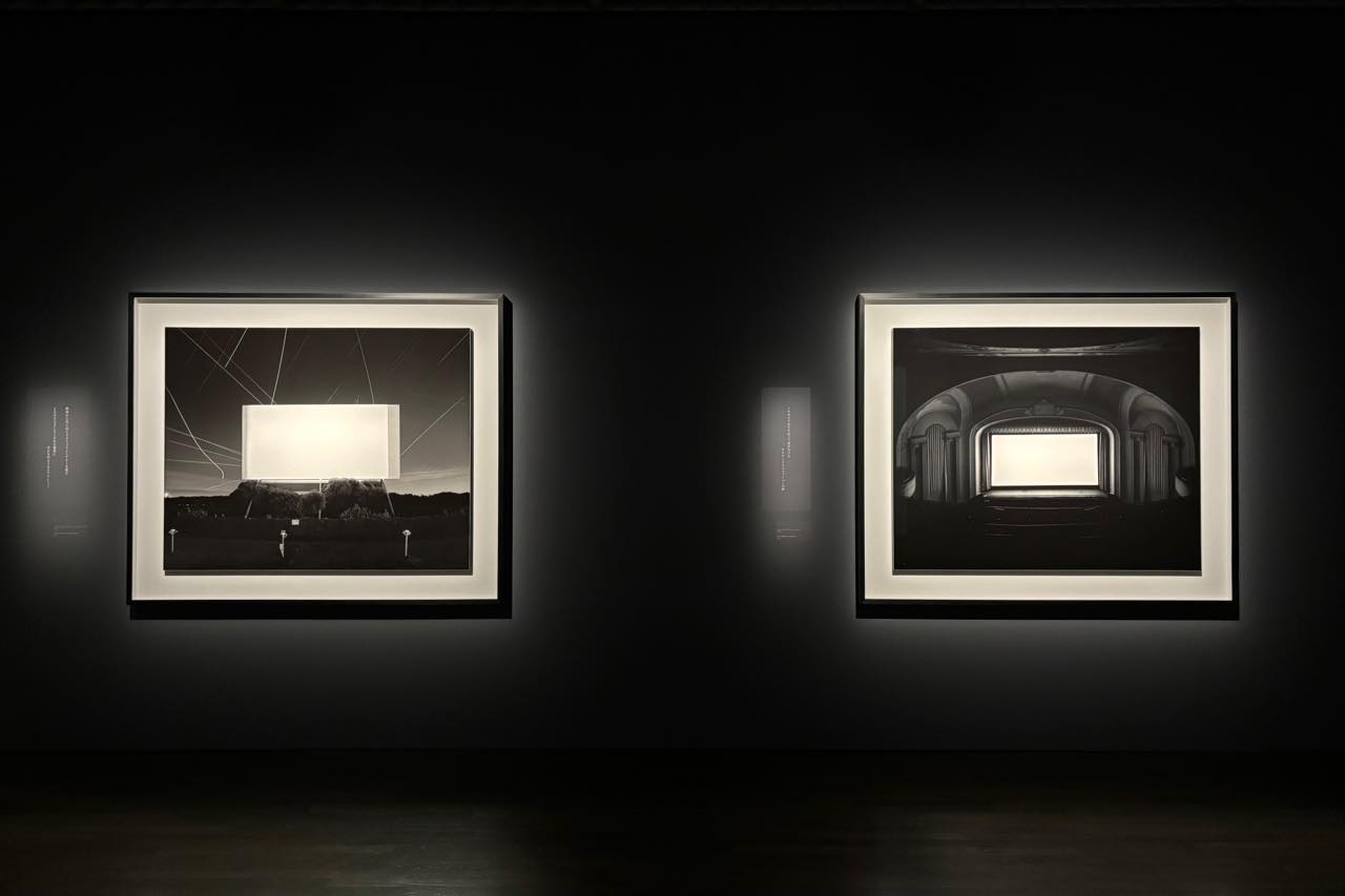 Hiroshi Sugimoto (From left to right), Union City Drive-In, Union City (1993), U. A. Playhouse, New York (1978) © Hiroshi Sugimoto / Courtesy of Gallery Koyanagi