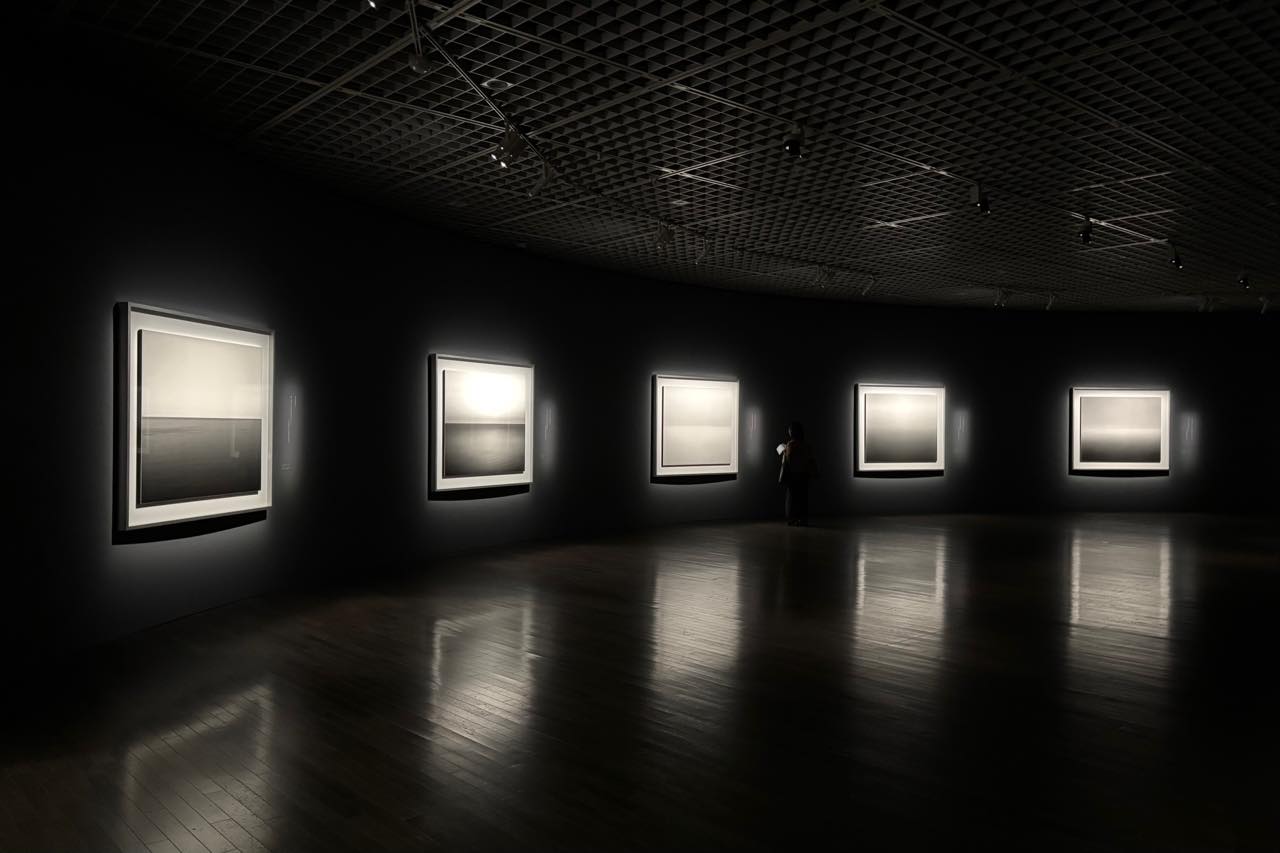 Seascapes, Installation view HIROSHI SUGIMOTO: EXTINCTION, The National Museum of Modern Art, Tokyo, Tokyo, 2026 © Hiroshi Sugimoto / Courtesy of Gallery Koyanagi