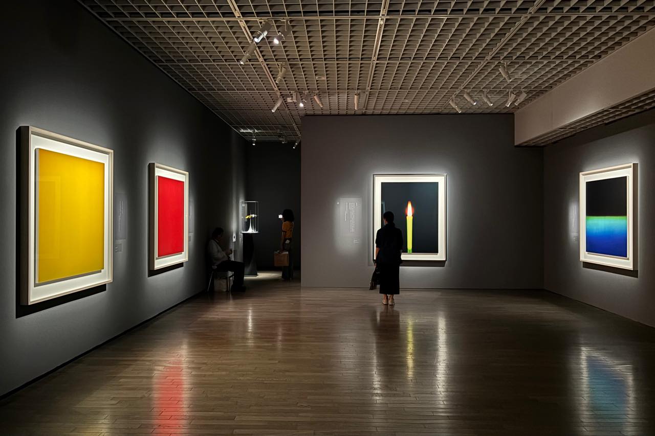 Opticks, In Praise of Shadow, Installation view HIROSHI SUGIMOTO: EXTINCTION, The National Museum of Modern Art, Tokyo, Tokyo, 2026 © Hiroshi Sugimoto / Courtesy of Gallery Koyanagi
