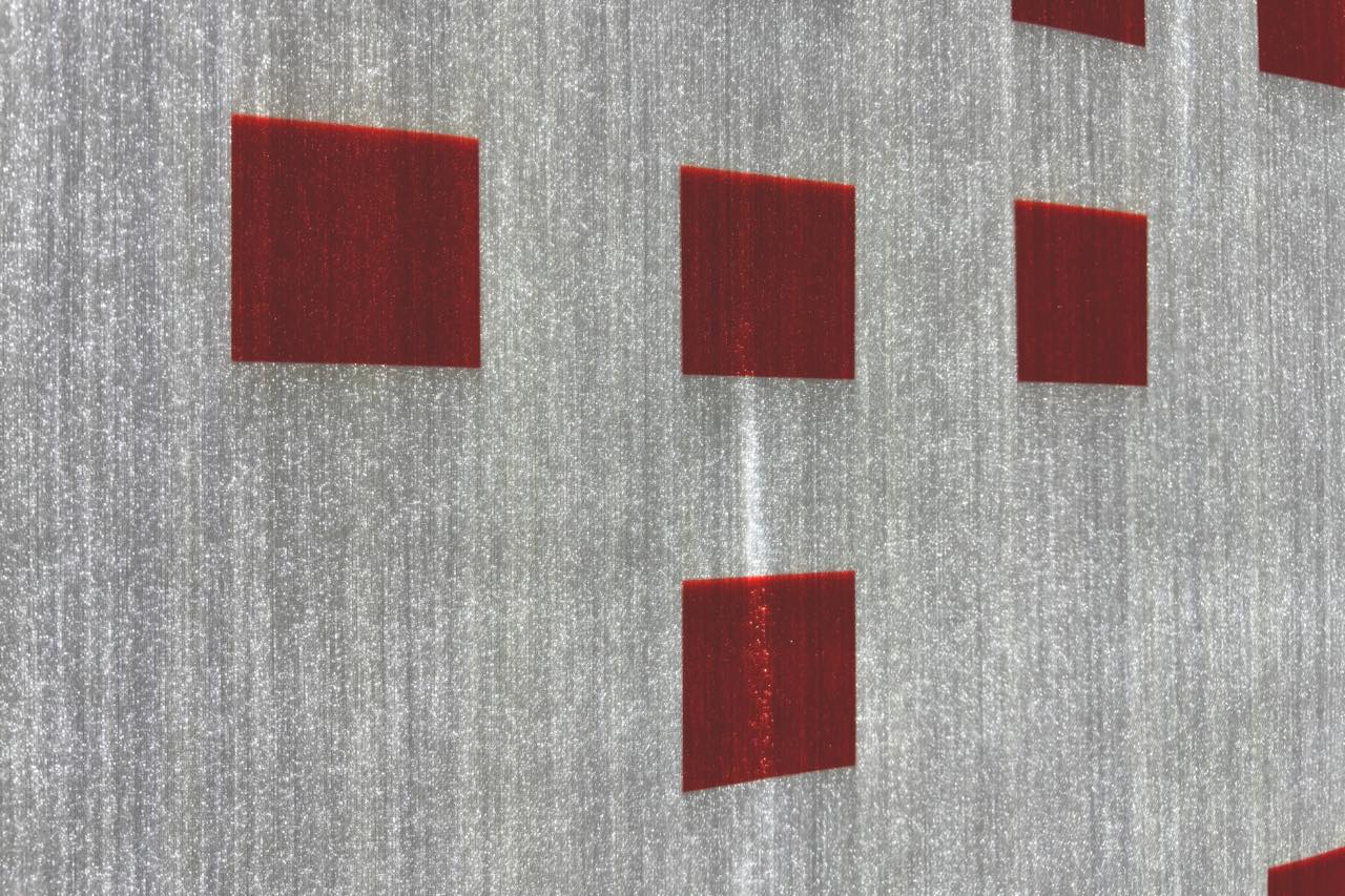 ダニエル・ビュレン《Fibres optiques – Rouge I》（部分）2013年