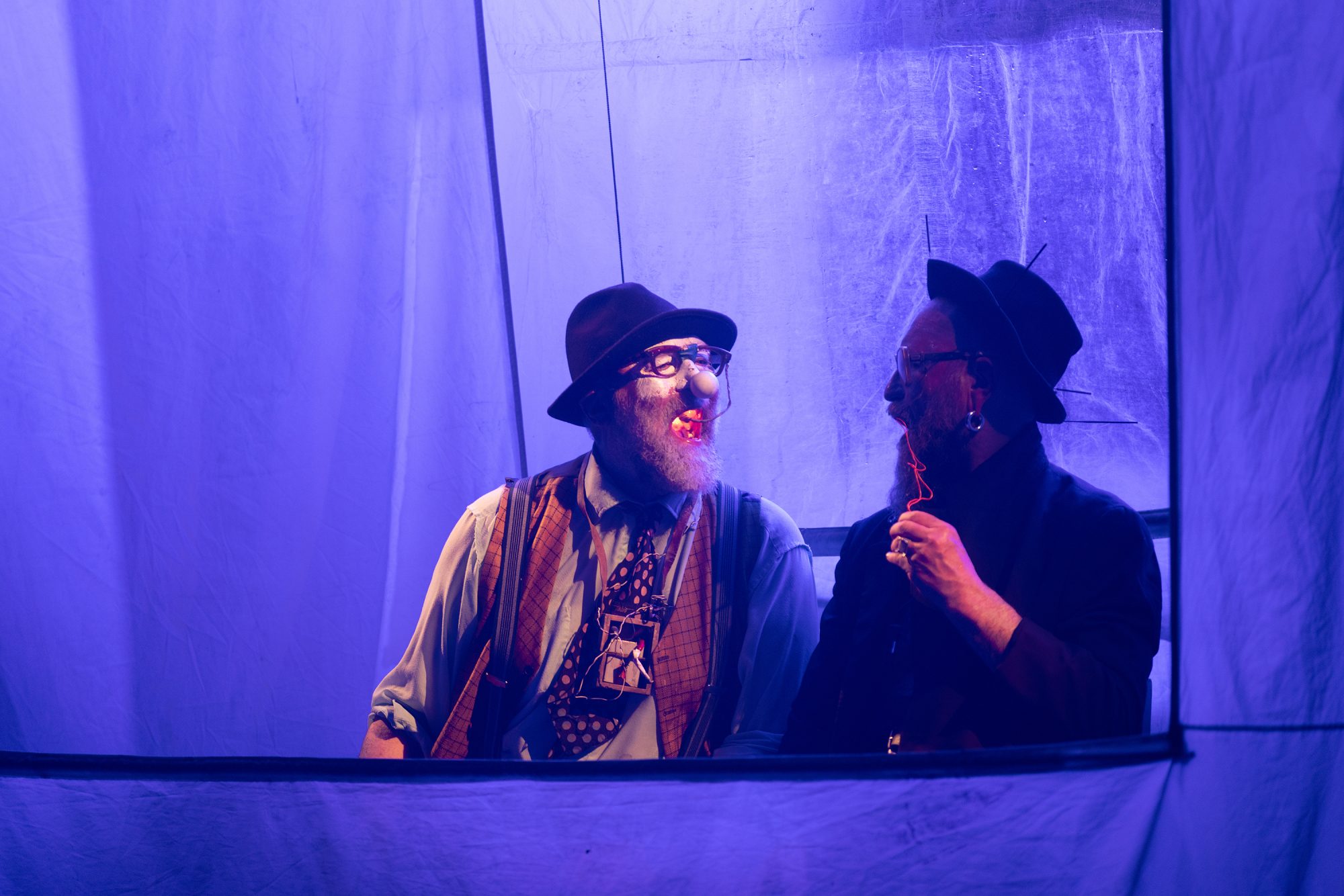 アヒェ・エンジニアリング・シアター 『白い部屋』　©internationales figuren.theater.festival　Photo: Erich Malter