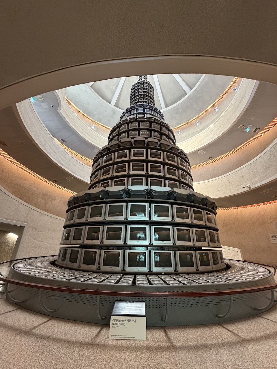 ナムジュン・パイク《多多益善》（1988年）の展示風景 作品保護のため、上映時間は14時から16時までになっている。（2026年9月9日13時50分に筆者撮影）