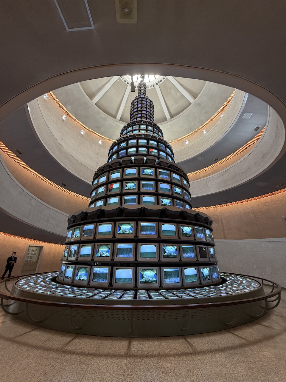 ナムジュン・パイク《多多益善》（1988年）の展示風景（2026年9月9日15時50分に筆者撮影）