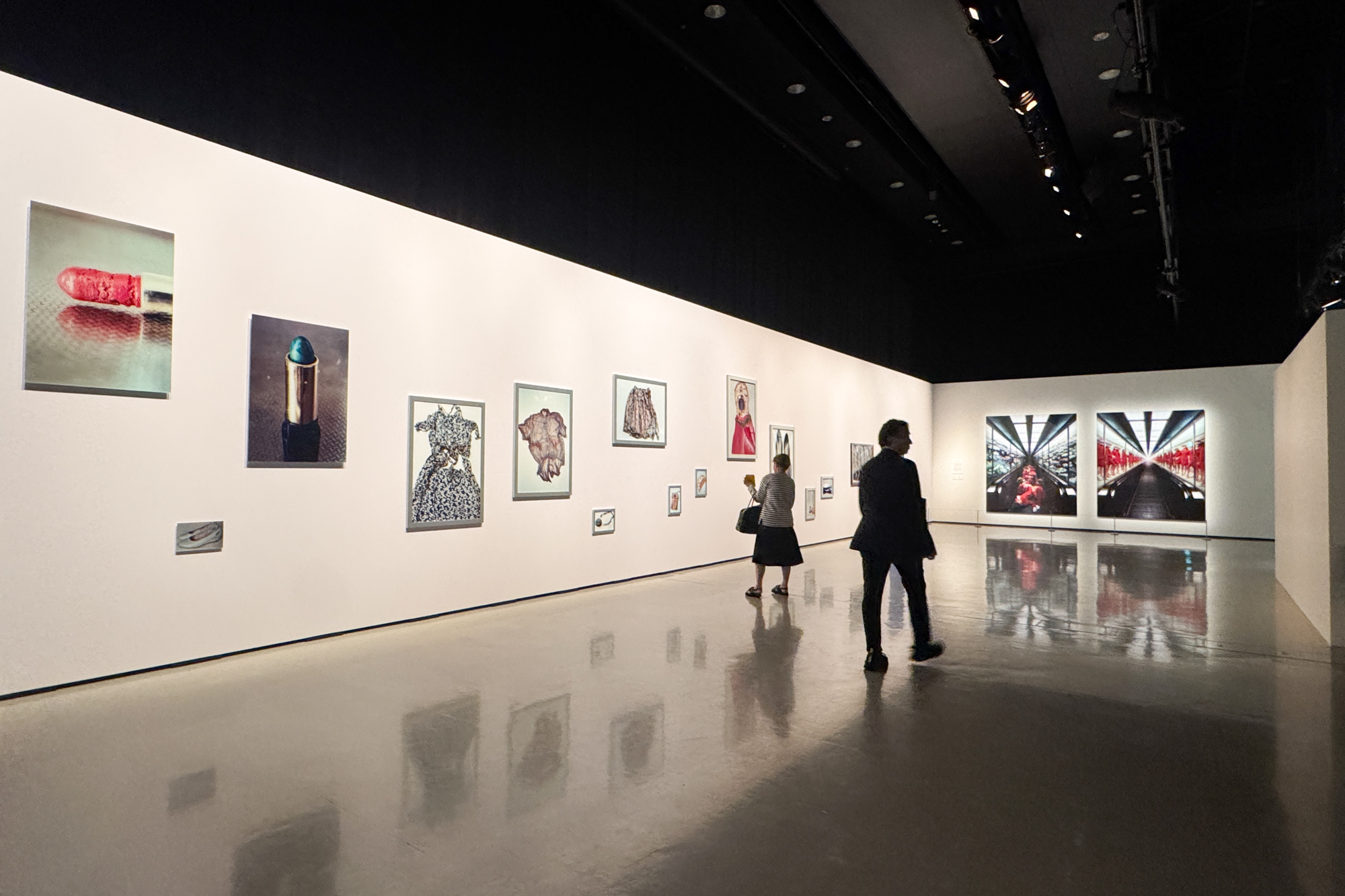 展示風景「まなざしの奇跡　日本女性写真家の冒険」ヒカリエホール、東京、2026年