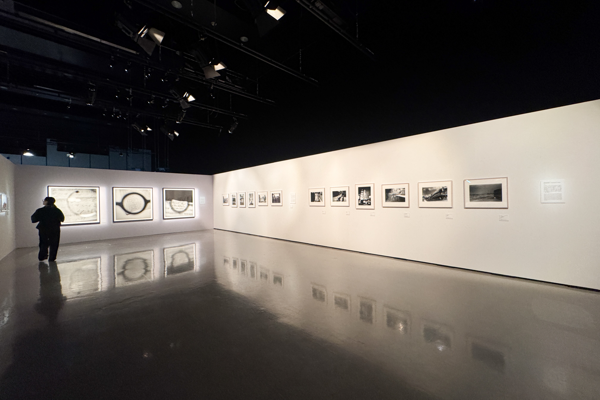 展示風景「まなざしの奇跡　日本女性写真家の冒険」ヒカリエホール、東京、2026年