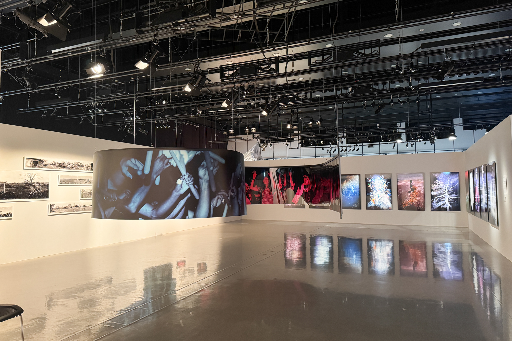 展示風景「まなざしの奇跡　日本女性写真家の冒険」ヒカリエホール、東京、2026年