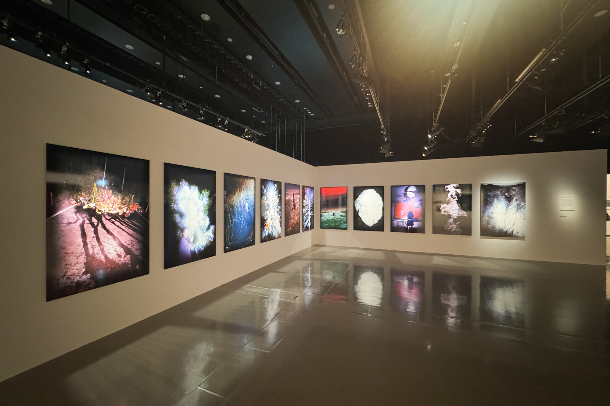 展示風景「まなざしの奇跡　日本女性写真家の冒険」ヒカリエホール、東京、2026年