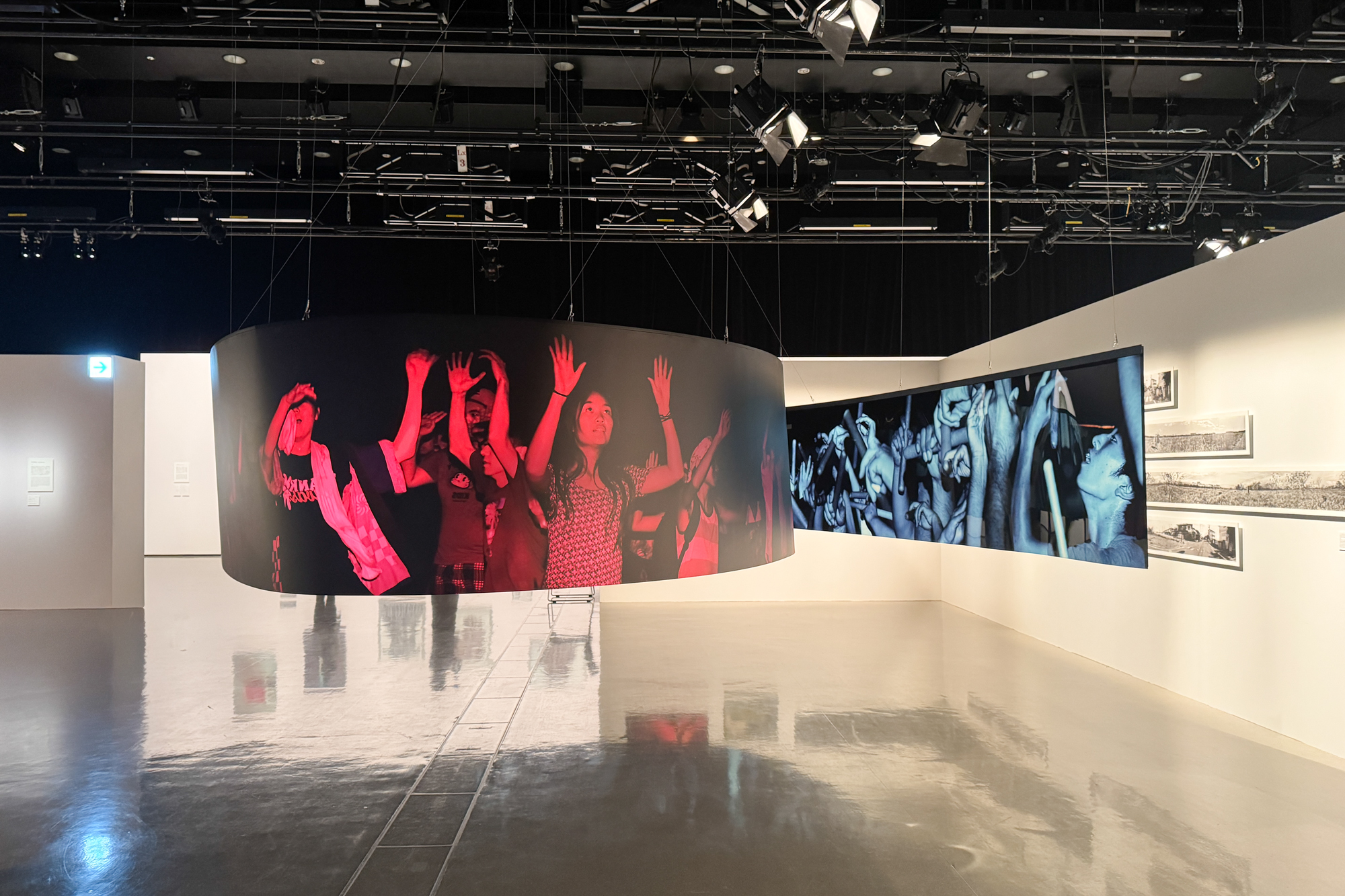 展示風景「まなざしの奇跡　日本女性写真家の冒険」ヒカリエホール、東京、2026年