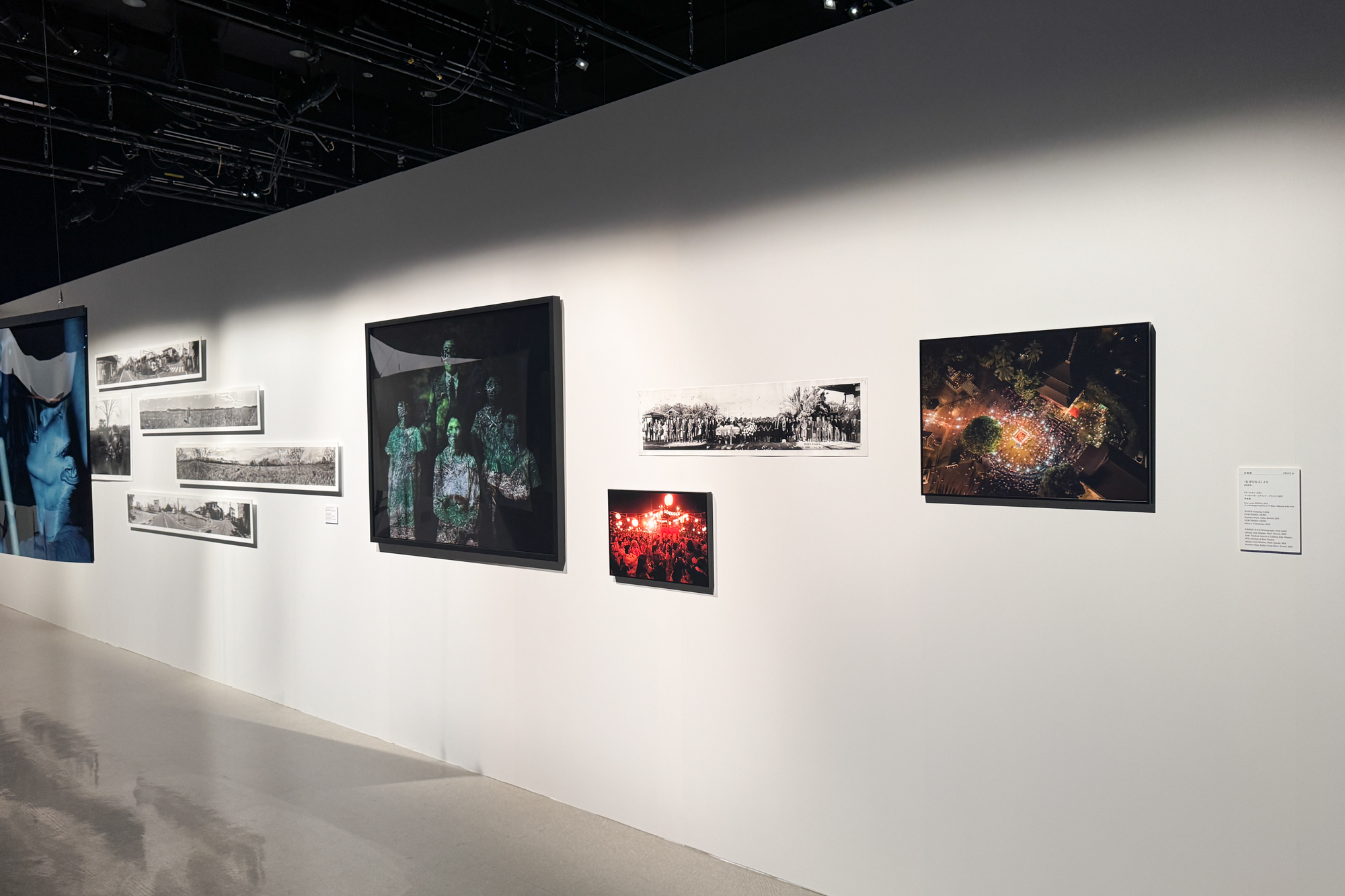 展示風景「まなざしの奇跡　日本女性写真家の冒険」ヒカリエホール、東京、2026年