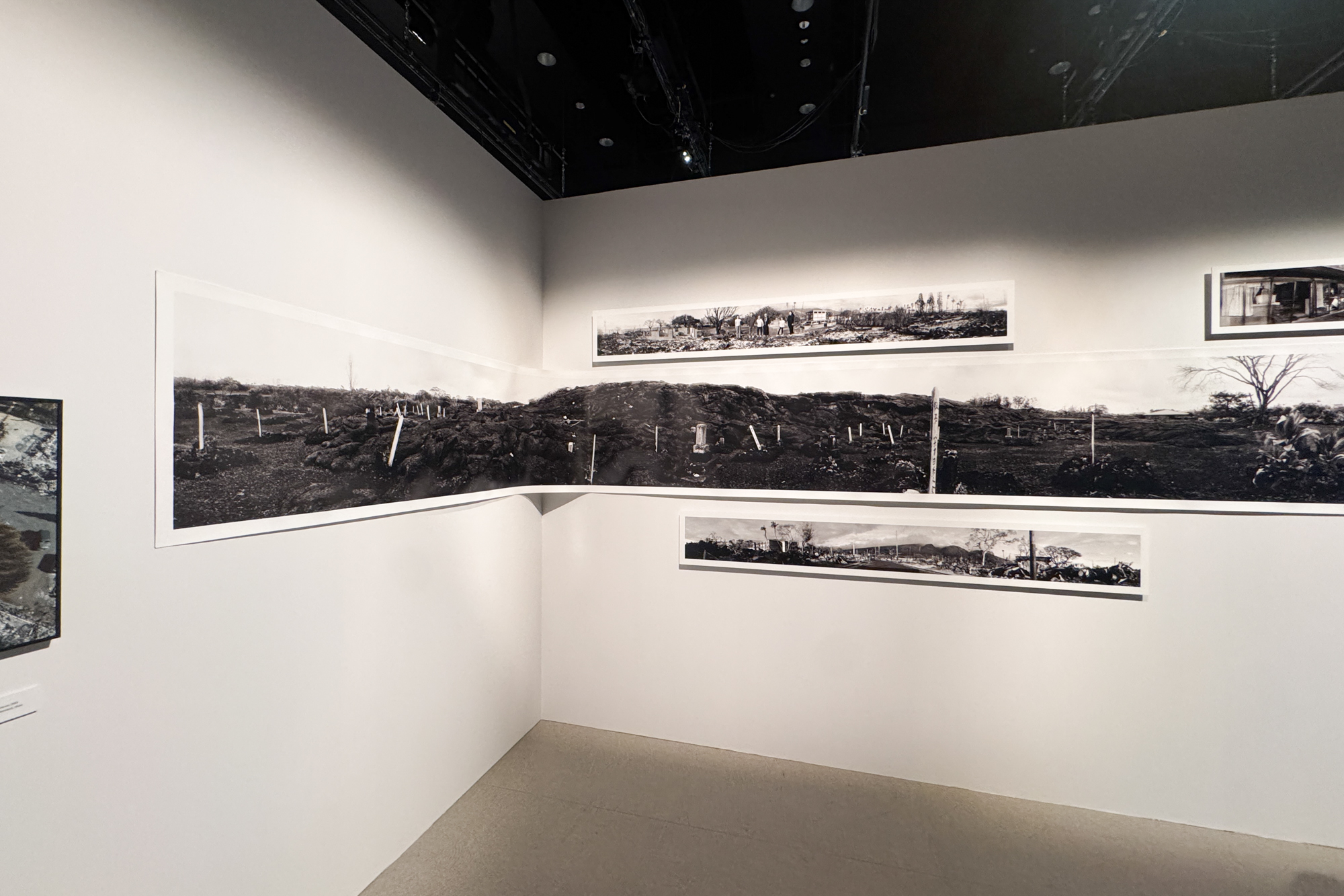 展示風景「まなざしの奇跡　日本女性写真家の冒険」ヒカリエホール、東京、2026年