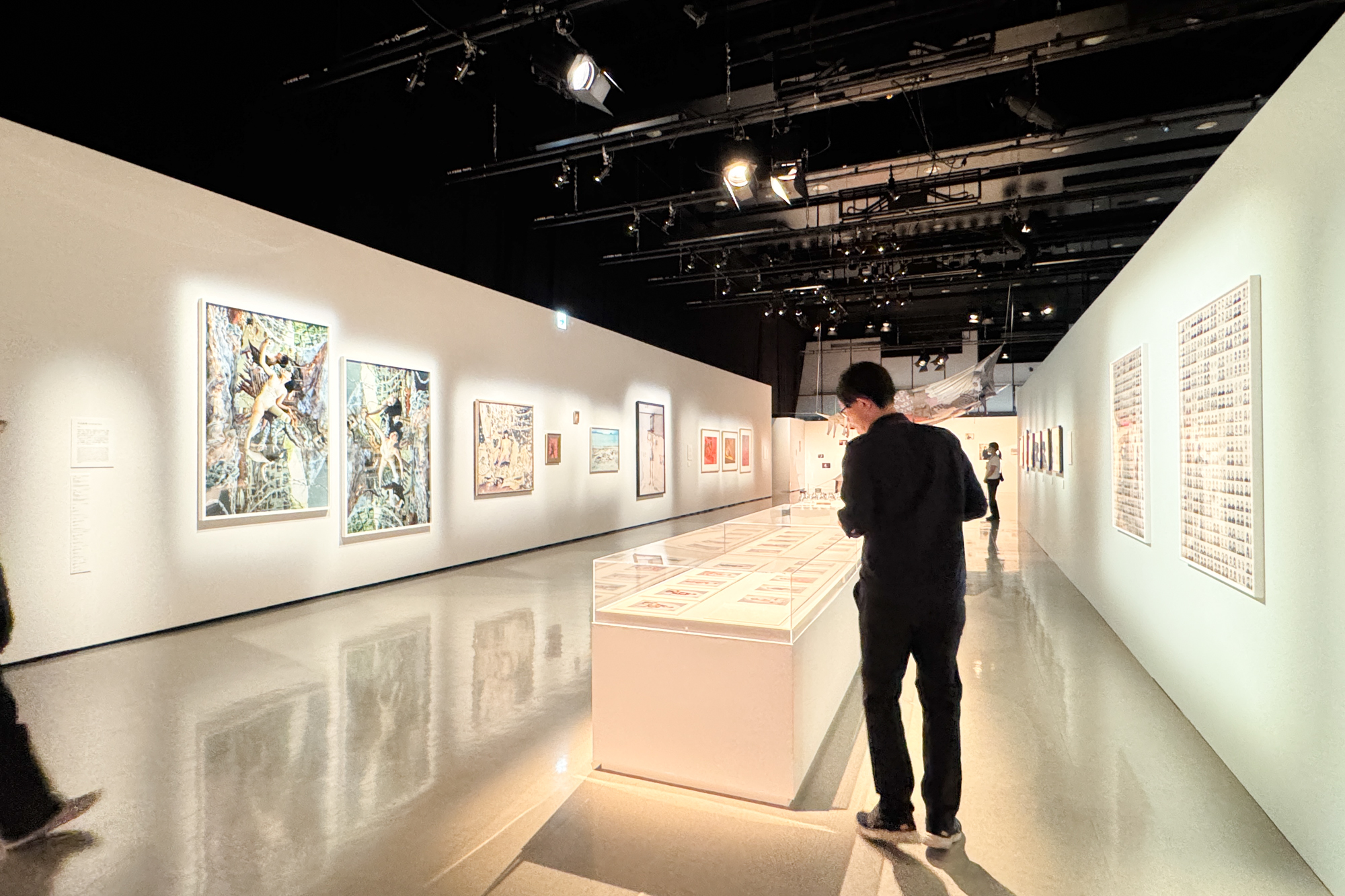 展示風景「まなざしの奇跡　日本女性写真家の冒険」ヒカリエホール、東京、2026年
