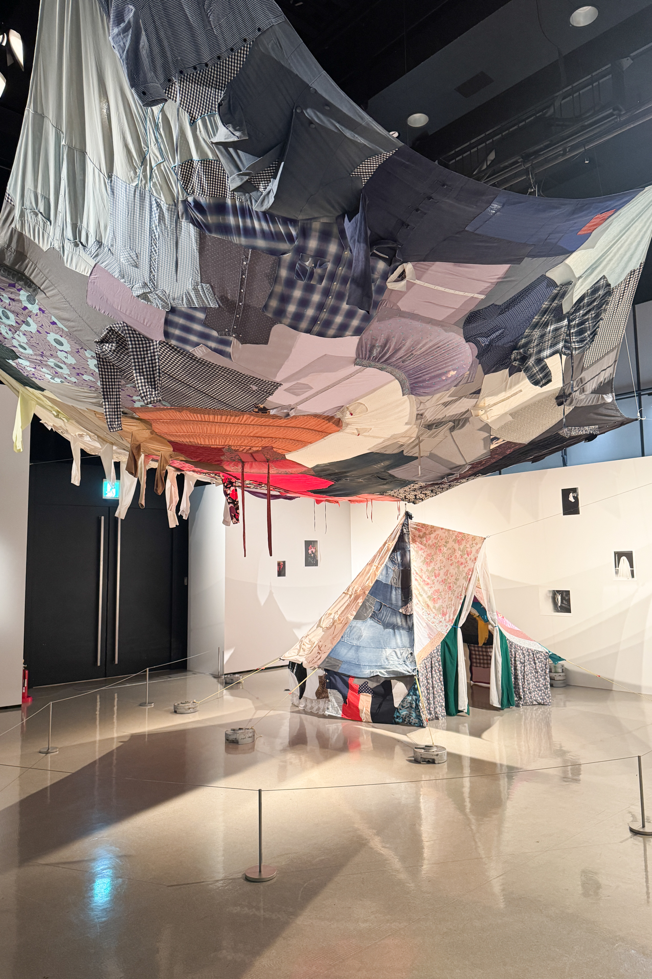 展示風景「まなざしの奇跡　日本女性写真家の冒険」ヒカリエホール、東京、2026年