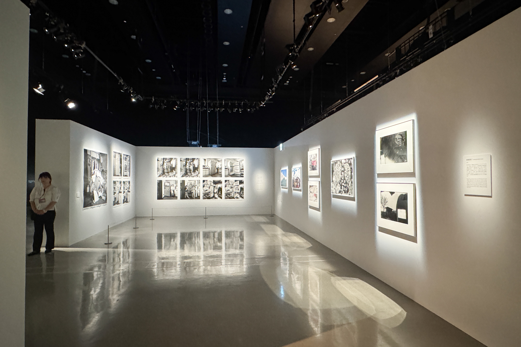 展示風景「まなざしの奇跡　日本女性写真家の冒険」ヒカリエホール、東京、2026年
