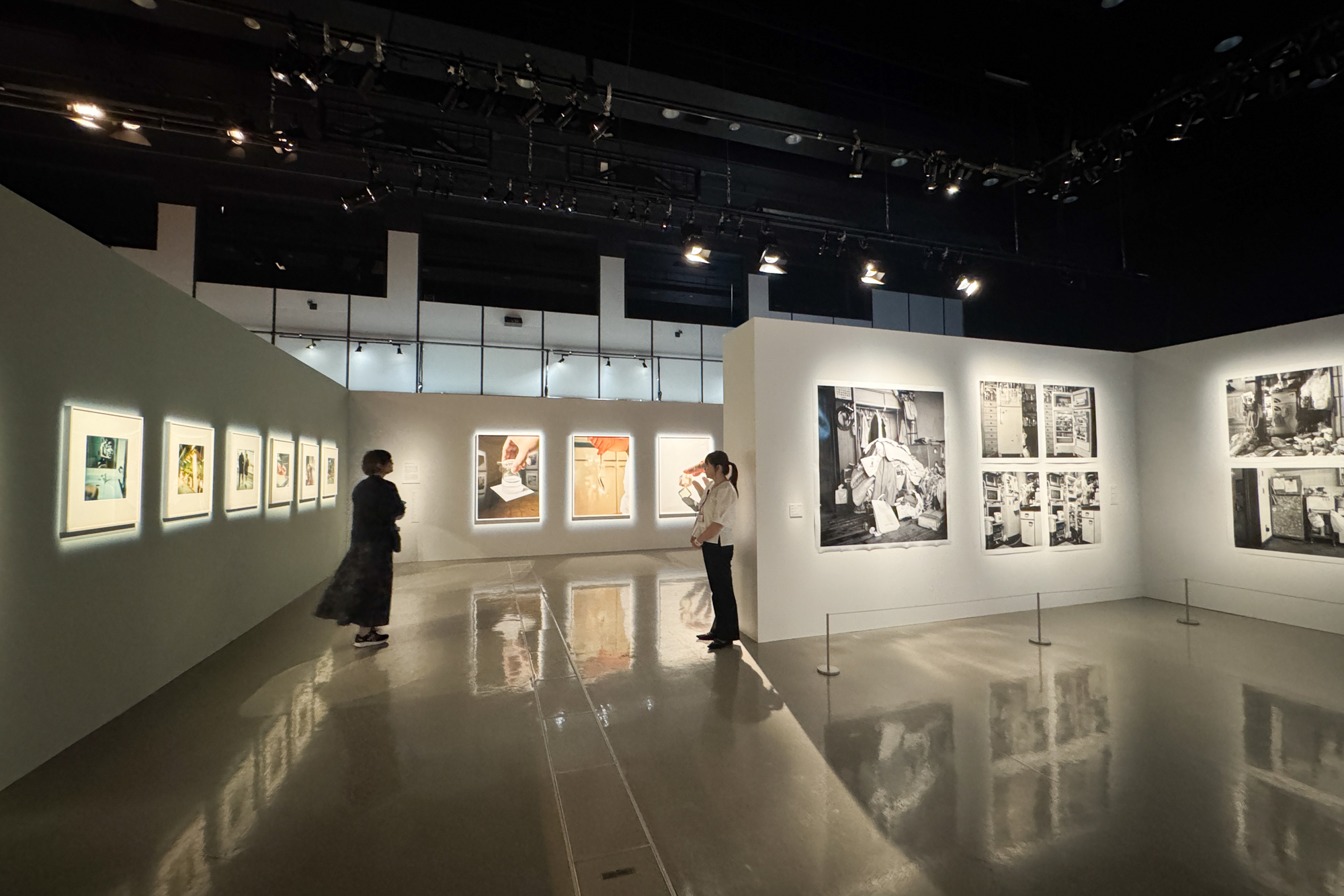 展示風景「まなざしの奇跡　日本女性写真家の冒険」ヒカリエホール、東京、2026年
