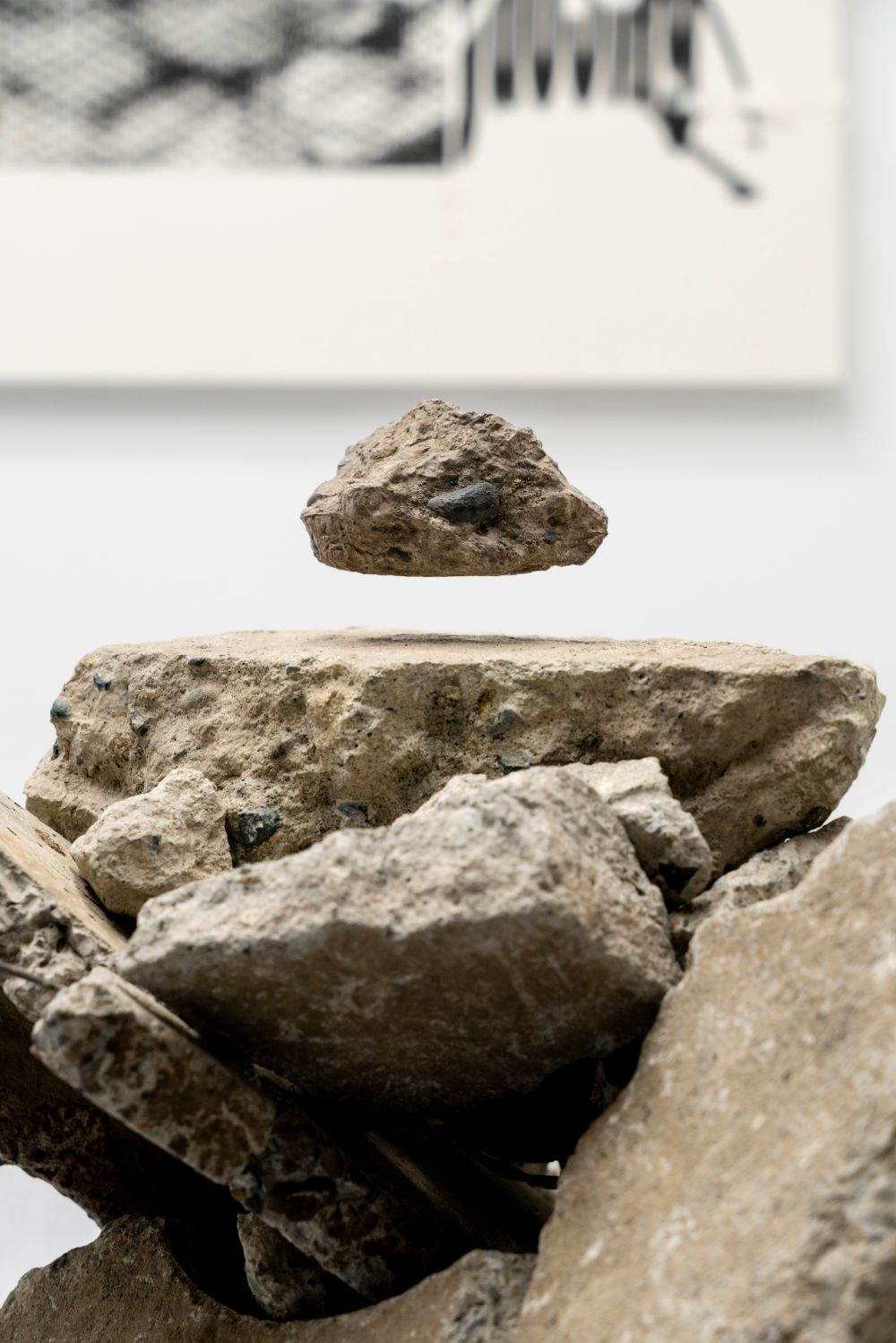 横手太紀《浮く瓦礫/Po, (when the cat’s away, the mice will play) 》2023年  Art Collaboration Kyoto（京都）での展示風景　瓦礫、ミクストメディア　撮影：松見拓也　© Taiki Yokote
