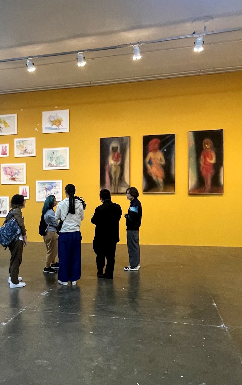 搬入の完了したイケムラレイコの展示。右はアシスタント・キュレーターのレオナルド・マツヘイ。