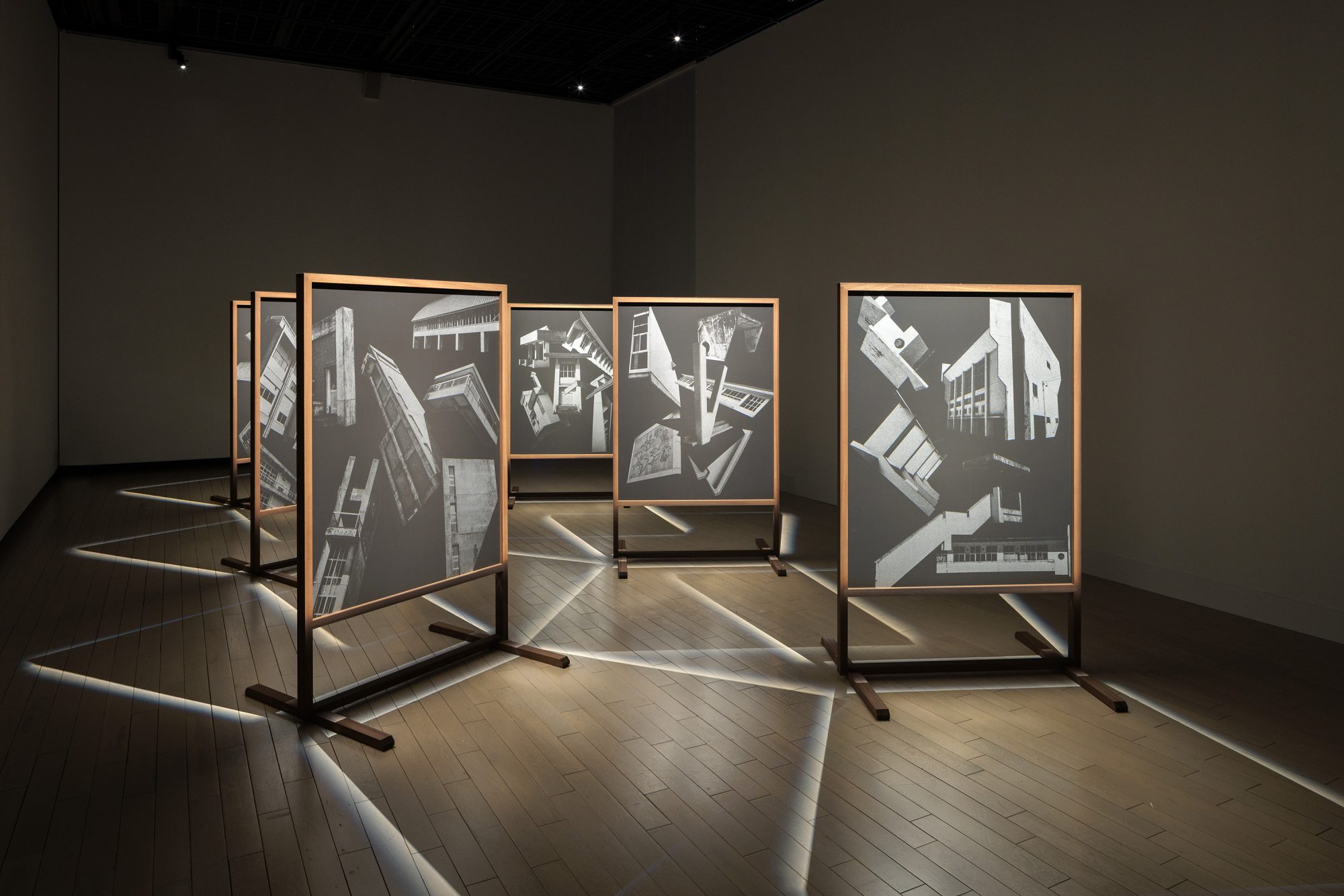 市田小百合〈空席（Kūseki）〉より 2026年 黒板にシルクスクリーンプリント　展示風景：「ふたたびくみたてる 日本の新進作家 vol. 23」東京都写真美術館、2026年　撮影：新井孝明