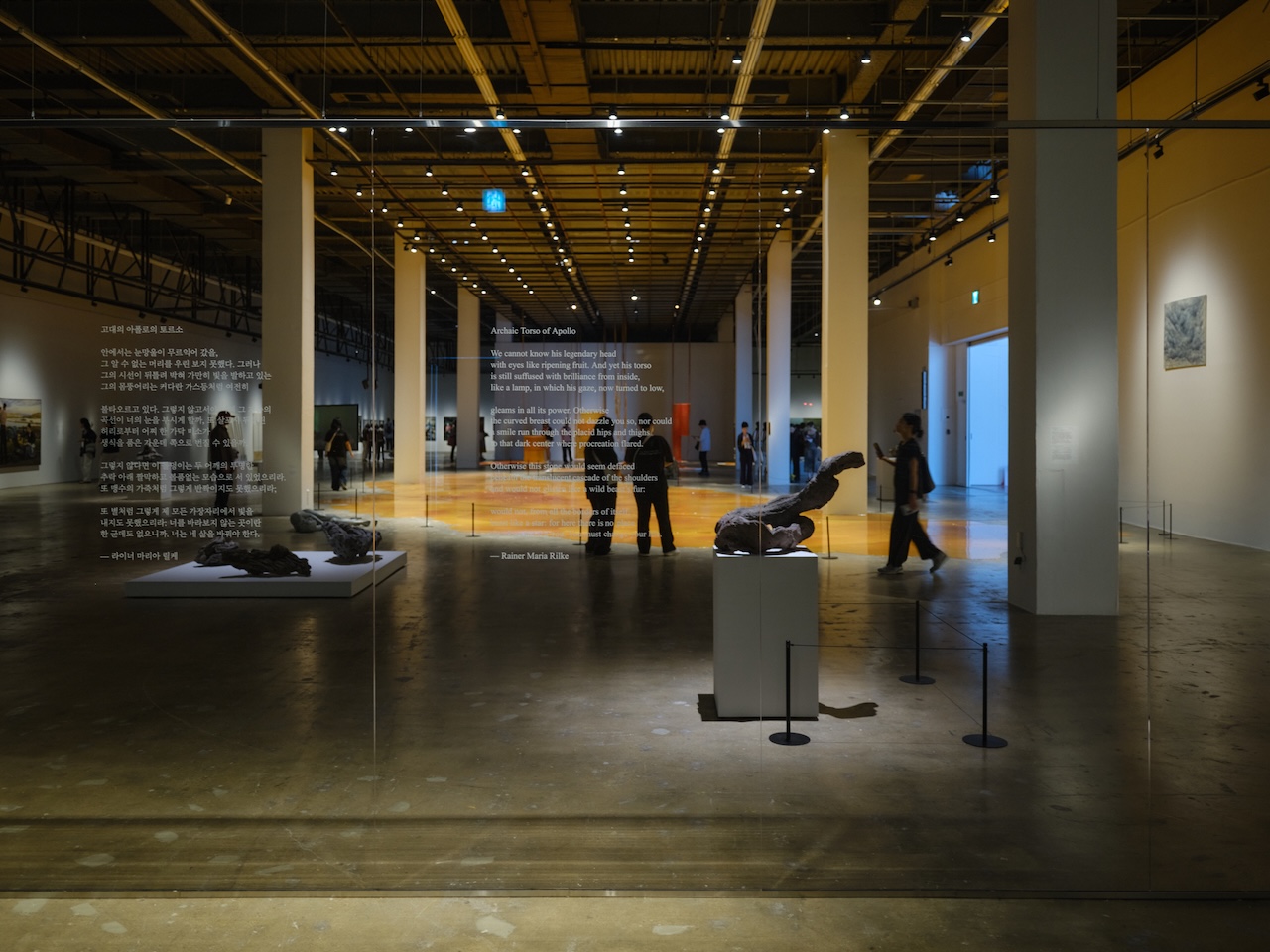 リルケの詩で始まる第16回光州ビエンナーレの第1展示室の展示風景　撮影：三嶋一路