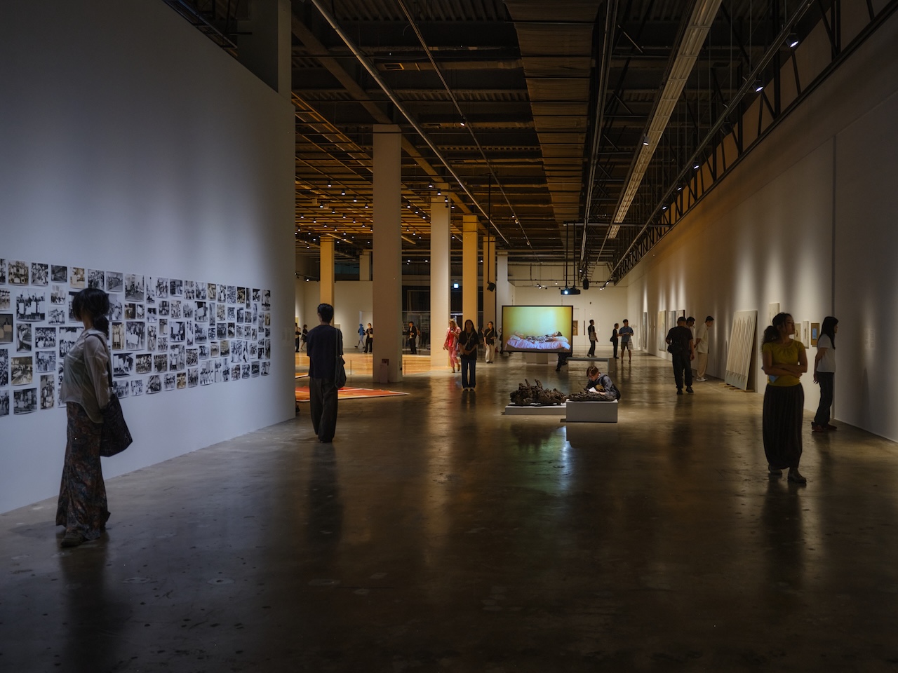 第1展示室の展示風景。中央奥の真ん中にサオダット・イズマイロボの《ズフラ（Zukhra）》（2013）が見える。撮影：三嶋一路
