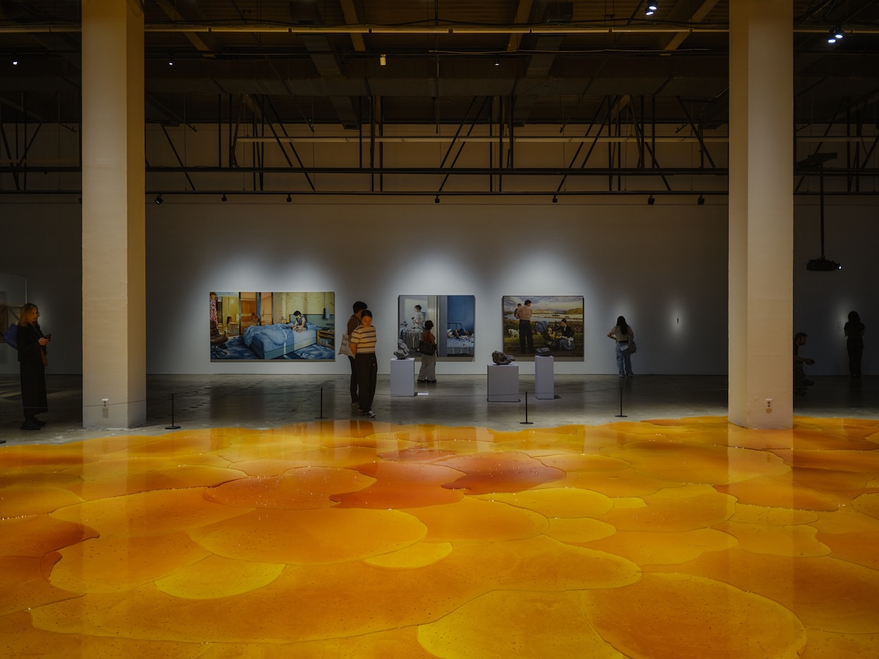 第1展示室の床に広げられた、ゴールディン＋セネビー《松脂の池（Resin Pond）》（2026）撮影：三嶋一路