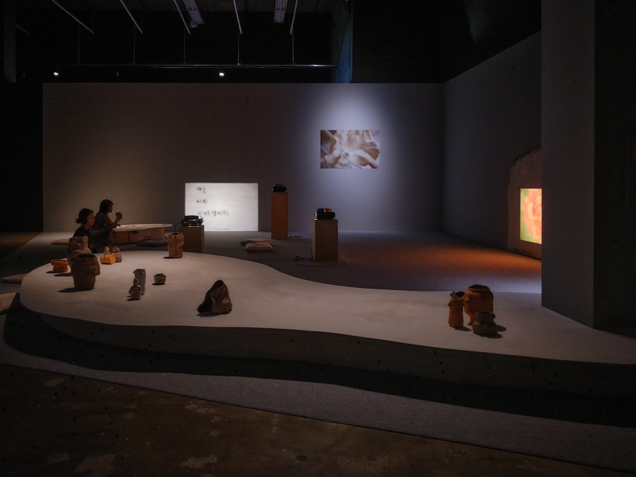 ナム・ファヨンの《スニ》（2026）ほかの展示風景　撮影：三嶋一路