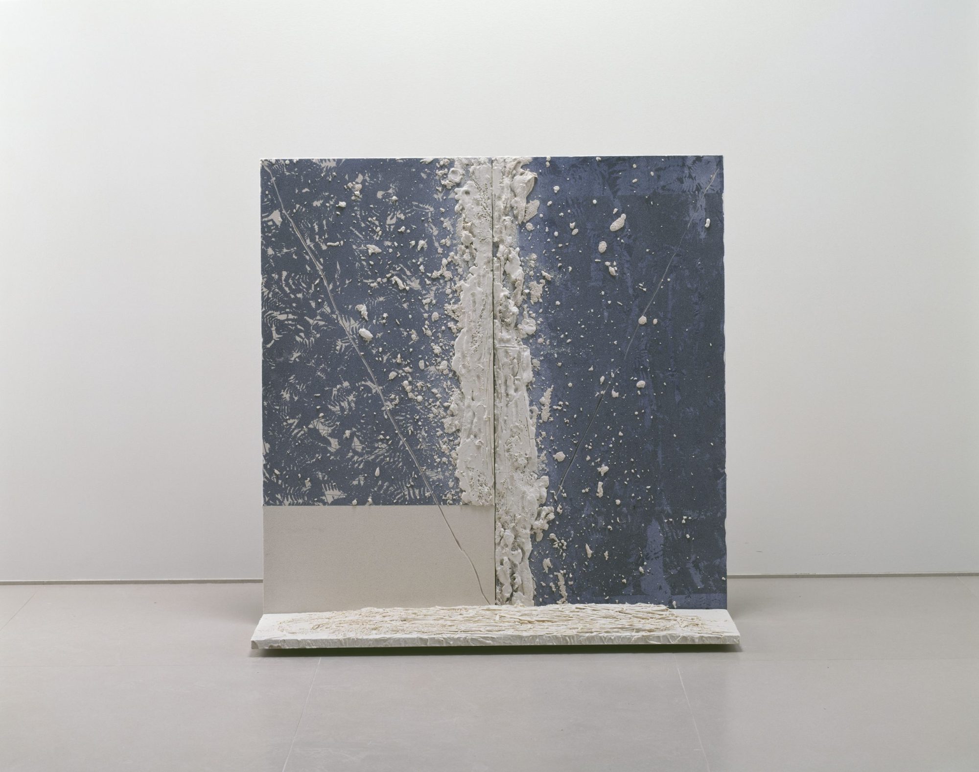 井田照一《Surface is the Between-Descended Level-Between Vertical and Horizon-Landscape in Fossil and Locus-“Dried Fall-Rice Field”》1990年　豊田市美術館蔵