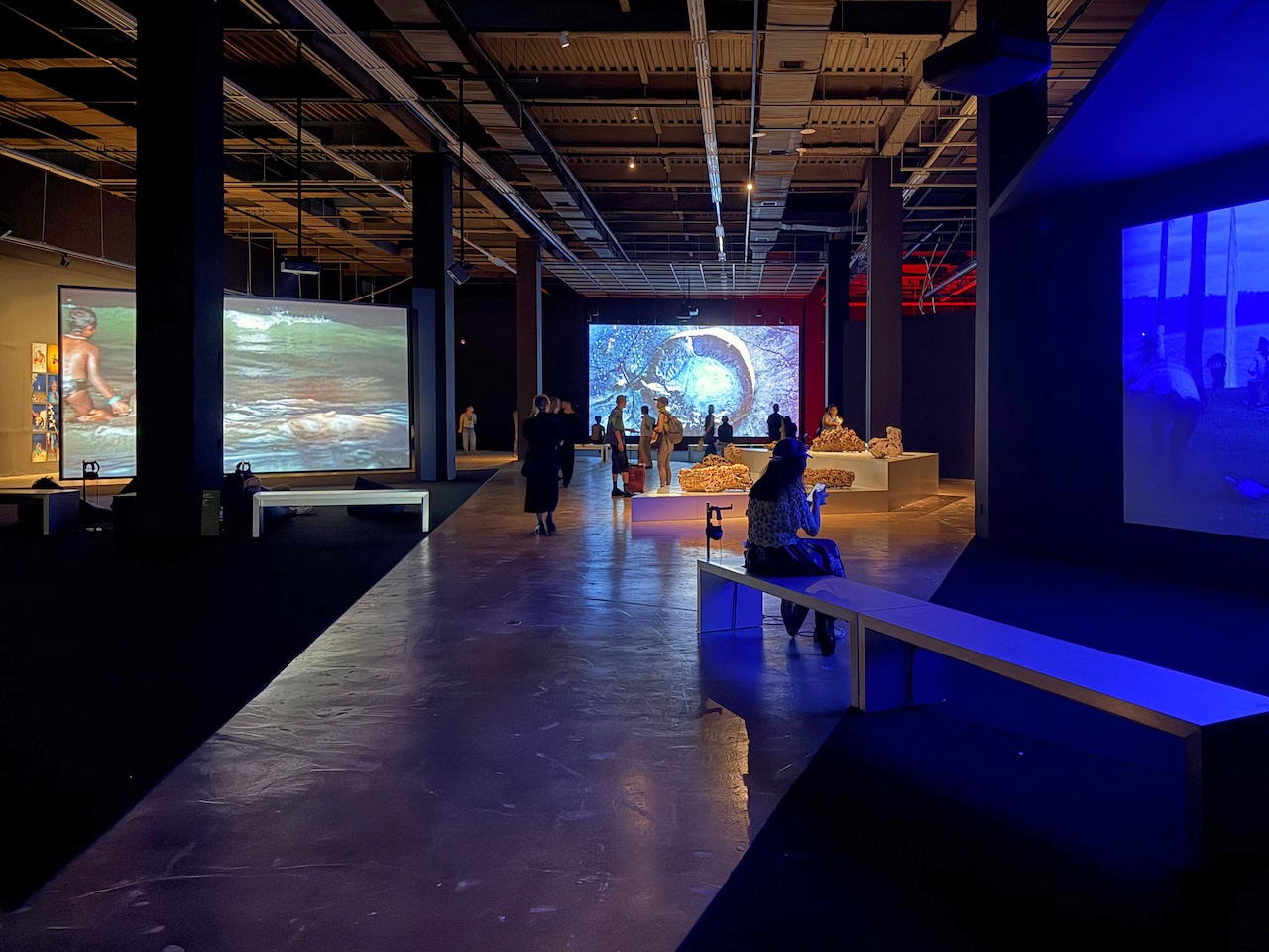第4展示室の展示風景（筆者撮影）中央奥の真ん中にサオダット・イズマイロボの《太陽に溶けて（Melted into the Sun）》（2024）が見える。