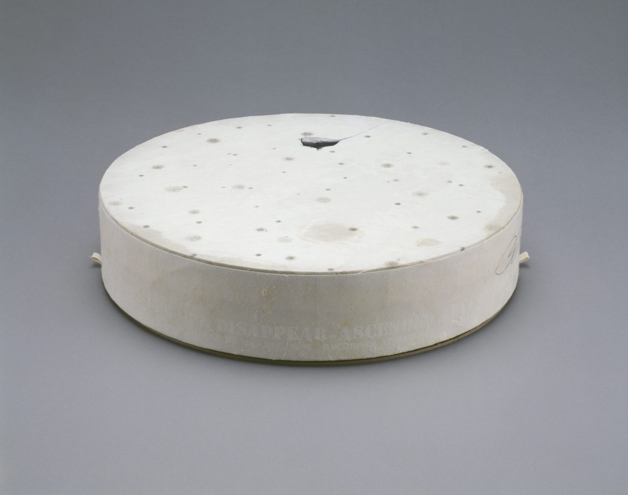 井田照一《Paper Drums》1987年　豊田市美術館蔵