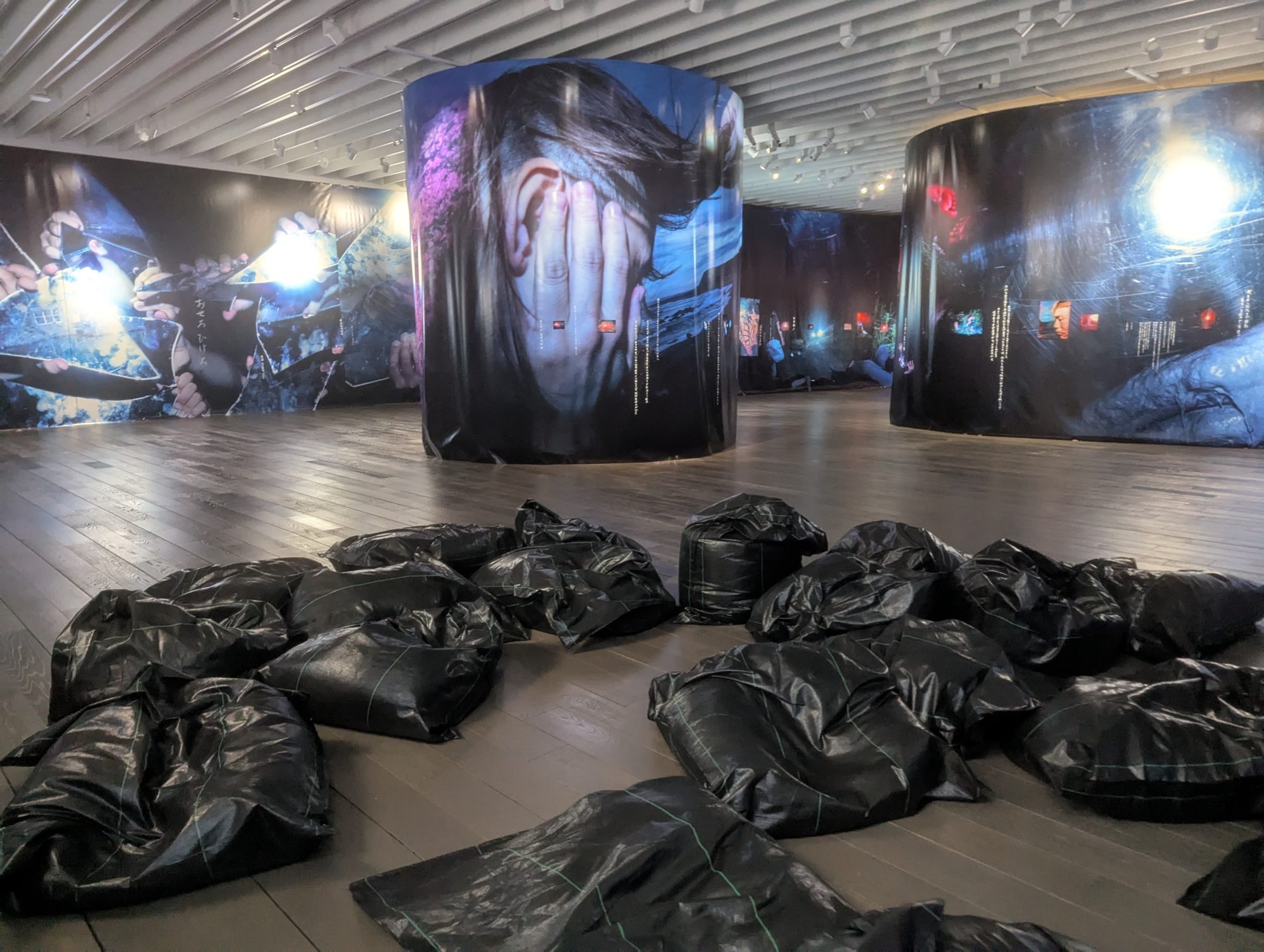志賀理江子《なぬもかぬも》アーティゾン美術館での展示風景　2025-2026年　撮影：志賀理江子
